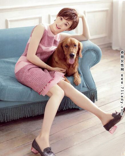 孙俪拥萌犬登封面,孙俪拍摄了一组动物主题的封面写真大片,照片中孙俪和萌犬们玩耍,画面十分温馨甜蜜,充满爱意。