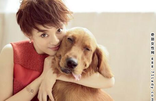 孙俪拥萌犬登封面 拥抱萌犬拍摄封面写真很甜蜜