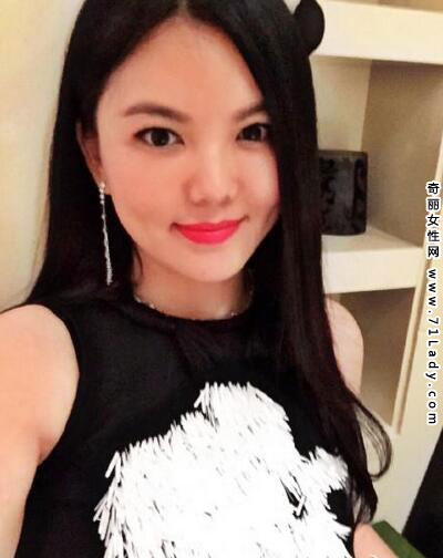 李湘嘟嘴卖萌 晒穿红衣嘟嘴卖萌照被赞好洋气