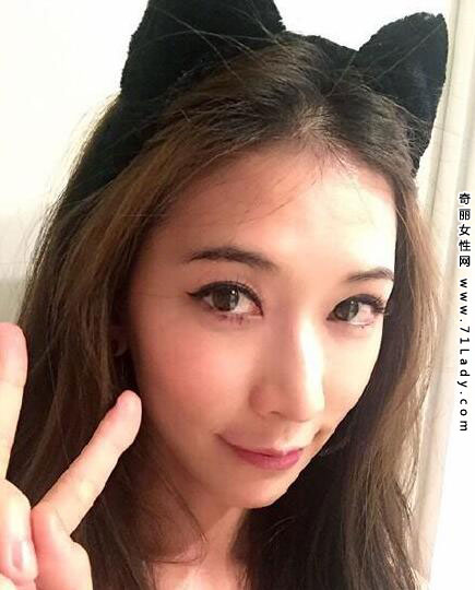林志玲撇嘴卖萌 盘点林志玲卖萌自拍照似少女