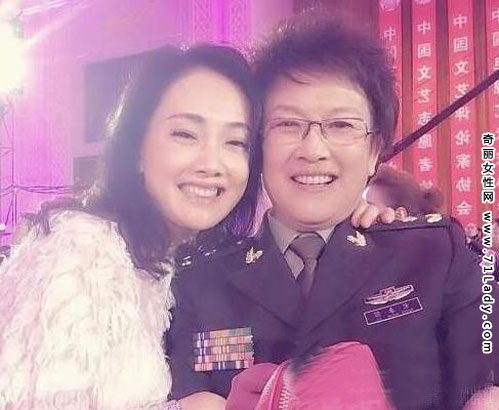 牛莉近照逆生长 43岁牛莉近照童颜被赞逆生长