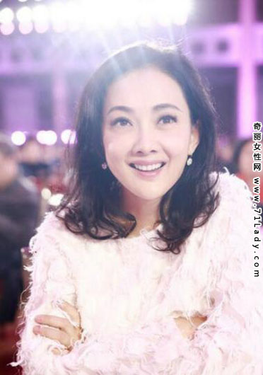牛莉近照逆生长 43岁牛莉近照童颜被赞逆生长
