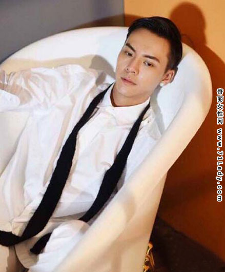 陈伟霆晒浴缸照 躺在浴缸里表情帅酷秀腹肌