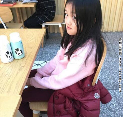李亚鹏晒李嫣近照 大赞女儿李嫣有前途