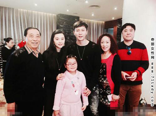 范冰冰全家福 带男友李晨回老家过年晒全家福