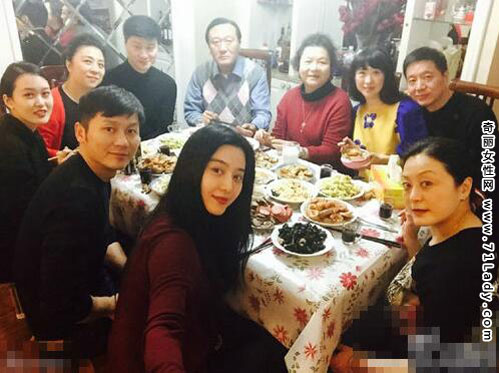 范冰冰全家福 带男友李晨回老家过年晒全家福
