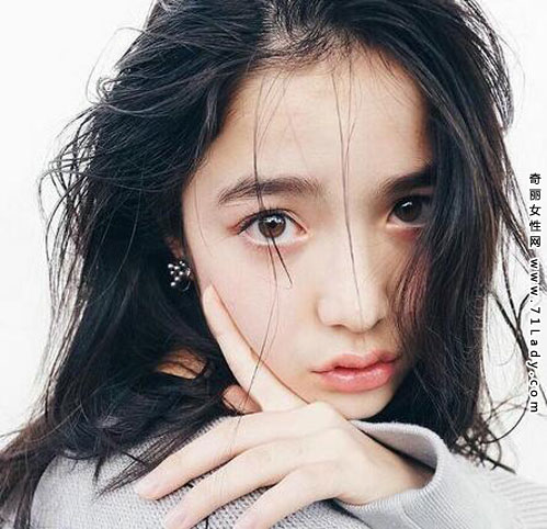一名日法混血模特走红,这位日法混血小模特名叫山田直美,擅长拍写真照,长卷发披肩,水汪汪大眼睛十分清秀迷人,据悉,山田直美年龄12岁,目前在小学在读。