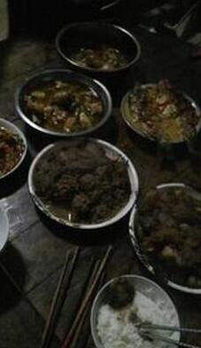 回农村老家过年,待年夜饭上桌后悲剧发生了,饭菜太寒酸,女孩彻底绝望