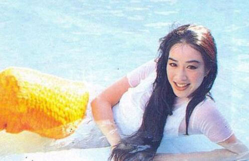 钟丽缇美人鱼旧照,早在22年前性感女神钟丽缇在《人鱼传说》中出演过“美人鱼”这一角色,日前被翻出美人鱼旧照,上演湿身诱惑十分美艳迷人,性感妩媚秒杀林允获赞。