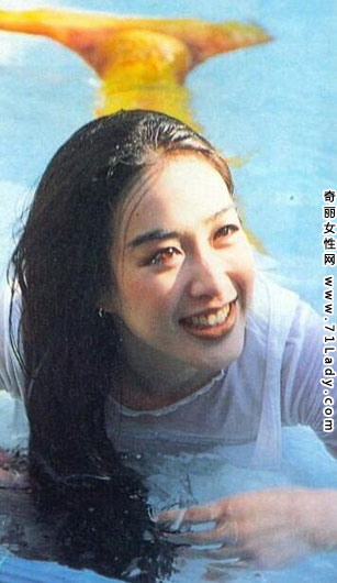 钟丽缇美人鱼旧照 22年前性感美人鱼剧照美艳迷人
