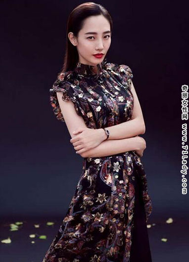 白百何霸道女总裁,拍摄的杂志写真大片曝光,片中的白百何身着优雅长裙,烈焰红唇,眼神犀利尽显高贵冷艳气质,有时身着干练套装,变霸道女总裁,气场十足。