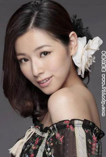 陈怡蓉性感美背 晒性感美背秀纤细好身材