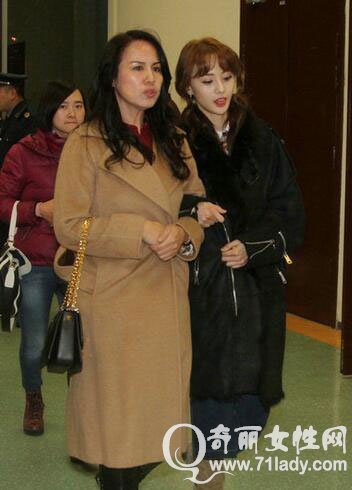 郑爽紧挽妈妈现身 郑爽妈妈照片曝光年轻似姐妹