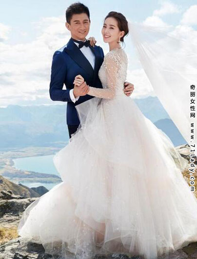 刘诗诗吴奇隆结婚照曝光,吴奇隆与刘诗诗在新西兰拍摄的一组婚照在网上首次被曝光,有的婚照是两人亲吻,有的婚照中两人相拥一起,深情的眼神显得十分甜蜜恩爱,披上白色婚纱的刘诗诗显得十分清纯可人,而新郎吴奇隆西装革履,姿势帅气很有绅士风度,两人的婚纱照一经曝光立即引起不少网友围观。