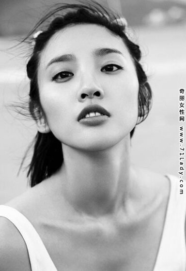 唐艺昕黑白大片 黑白随性写真干练优雅迷人