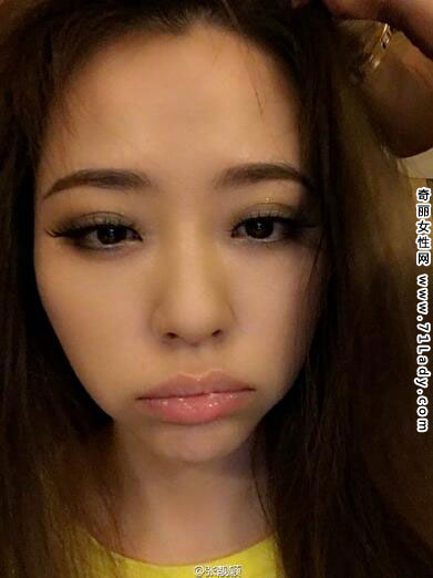 张靓颖发美艳自拍 穿红色上衣自拍凸显好身材