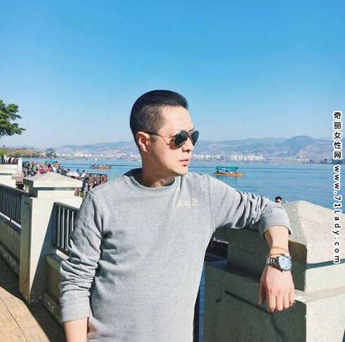 47岁爸颜值逆天 晒出自己和爸爸合照颜值高似情侣