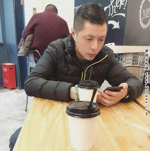 47岁爸颜值逆天 晒出自己和爸爸合照颜值高似情侣