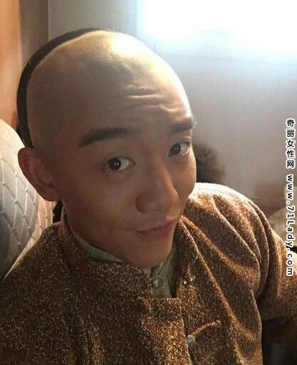 郑恺光头造型曝光 光头自拍照被赞依然帅气迷人
