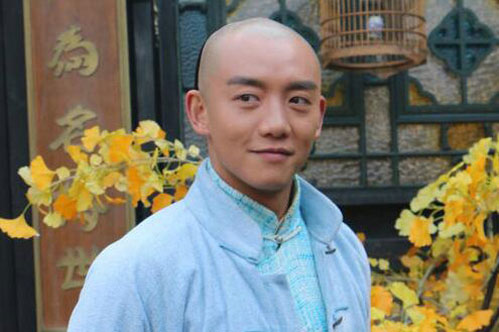 郑恺光头造型曝光 光头自拍照被赞依然帅气迷人