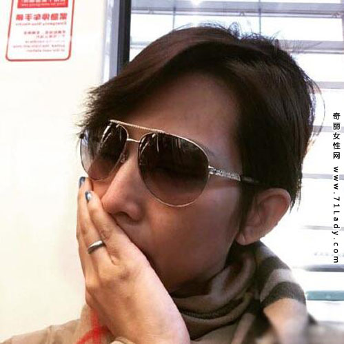 蔡少芬清早晒自拍,日前早上,蔡少芬在微博晒出一张自拍照,并留言称:“早上好,困。”照片中,蔡少芬戴着大大的黑色墨镜,还用手捂着嘴巴,给人一种慵懒疲惫的感觉,不过皮肤白皙依然很靓丽。另外,蔡少芬美艳自拍照都被网友一一翻出。