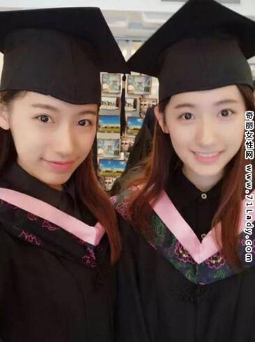 双胞胎毕业前后照,孙雨朦、孙雨彤双胞胎姐妹晒出毕业前后对比照,被发现依然清纯可人,而曾经因长相清纯而走红网络的她们从复旦毕业还晒出了毕业照,从大学入学到毕业四年间,容貌和气质几乎没有什么变化,被赞依然清纯靓丽,不仅颜值高而且学历高!