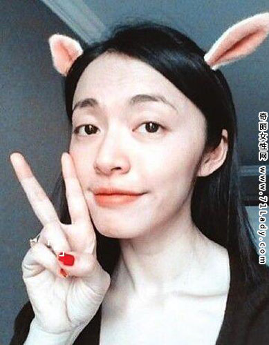 姚晨晒照怀抱猫咪 昔日美艳自拍照大嘴露甜蜜笑容