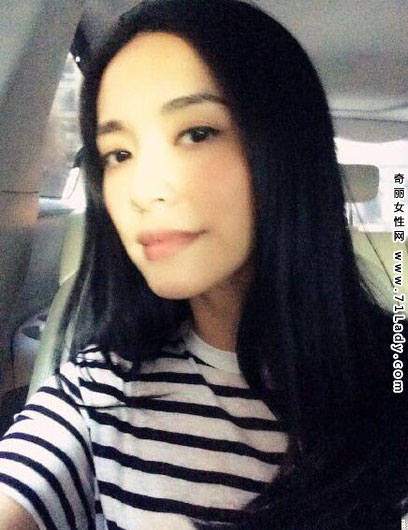 姚晨晒照怀抱猫咪 昔日美艳自拍照大嘴露甜蜜笑容
