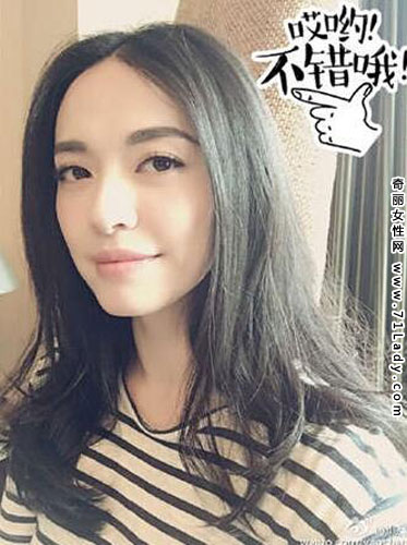 姚晨晒照怀抱猫咪 昔日美艳自拍照大嘴露甜蜜笑容