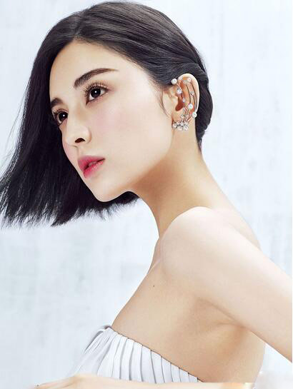 近日古力娜扎曝出一组时尚杂志写真,写真中白皙如玉的肌肤搭配立体深邃的五官,看上去优雅的气质,眼神坚定清新脱俗折射出娜扎内心宁静,娜扎更成熟了,让粉丝们激动不已!