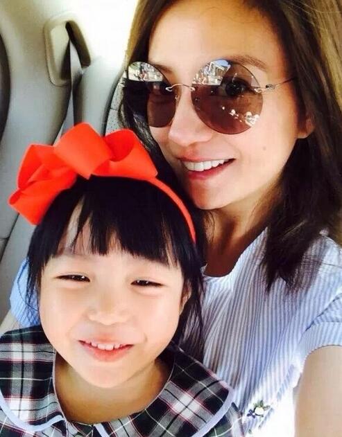 赵薇晒与女儿合照 女儿小四月变安静小公主
