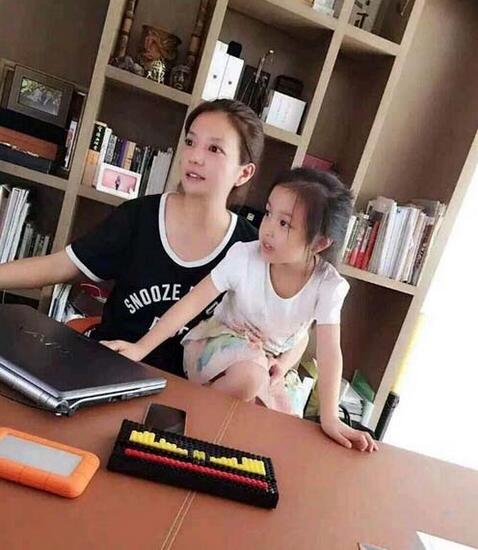 赵薇晒与女儿合照 女儿小四月变安静小公主