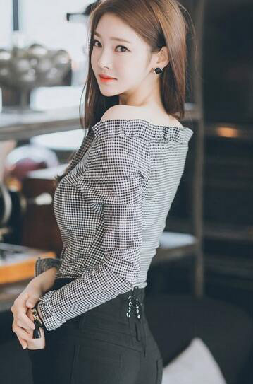 当然,太过于不接地气也不好,容易和现实脱轨,久而久之难免孤独。女人还是要恰当具备些女人味儿的,要不然如何彰显出与众不同的魅力来。一字肩黑白小格子上衣,性感跃然纸上。
