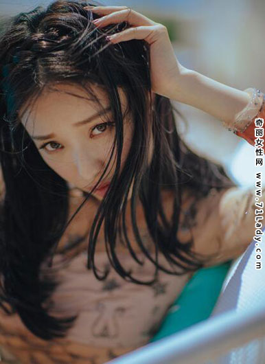 倪妮戛纳泳池边晒太阳美图 性感妩媚迷人