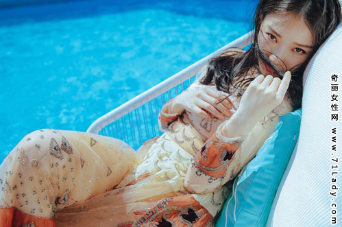 倪妮戛纳泳池边晒太阳美图 性感妩媚迷人