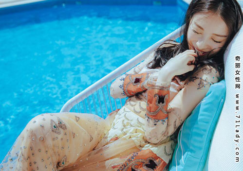倪妮戛纳泳池边晒太阳美图 性感妩媚迷人