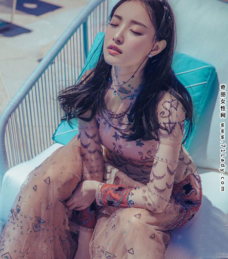 倪妮戛纳泳池边晒太阳美图 性感妩媚迷人