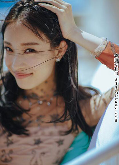 倪妮戛纳泳池边晒太阳美图 性感妩媚迷人