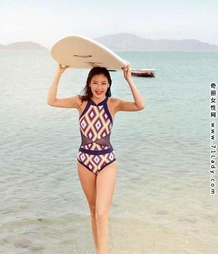 乐基儿泳装秀身段 穿滑浪时装性感迷人