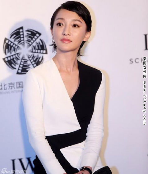 周迅黑白裙显优雅 黑白搭配显得端庄又有气质