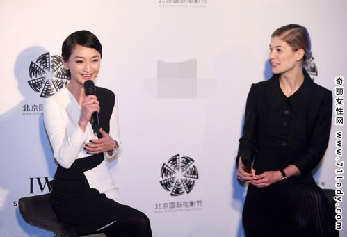 周迅黑白裙显优雅 黑白搭配显得端庄又有气质