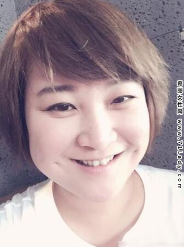 贾玲晒自拍用滤镜,日前,贾玲在网上晒出一组自拍美照,称自己不会美颜,但是滤镜却用的非常熟练,自拍照中的贾玲皮肤白皙光滑,露出爽朗微笑,被网友调侃确实没美颜,但是滤镜用的都快翻花了吧。