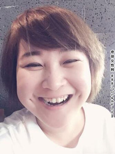 贾玲晒自拍用滤镜 不会美颜自拍照依然很美