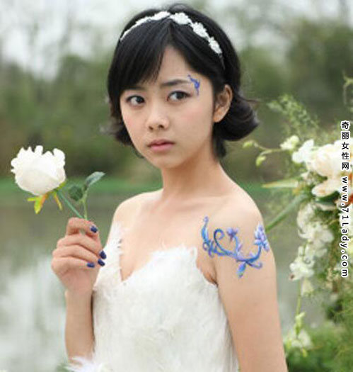 谭松韵婚纱照,《甄嬛传》淳贵人扮演者谭松韵曝光了一组唯美婚纱照,照片中的她身穿白色婚纱,清纯可人,被称最纯小新娘,可谓是史上最萌的新娘。