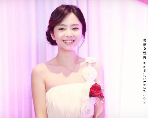 谭松韵婚纱照 身穿白色婚纱被称最纯小新娘