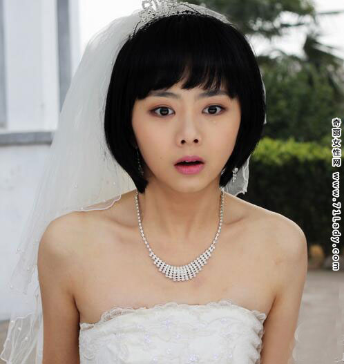 谭松韵婚纱照 身穿白色婚纱被称最纯小新娘