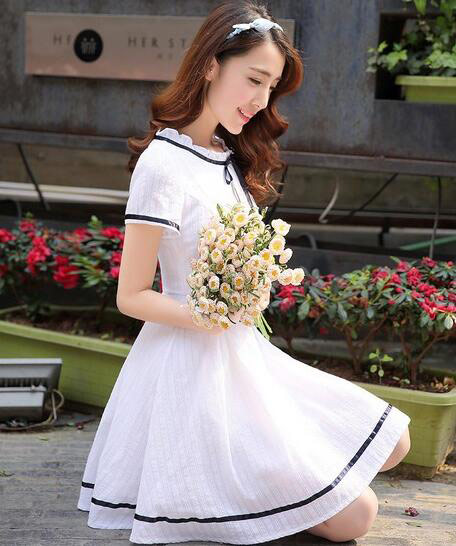 在校园里,很多人梦境的初恋或女神都是穿着白色连衣裙,纯真美妙,仿若误落人世的天使。一袭白色连衣裙,是女孩纯真无暇的最直接展现,黑色的撞色拼接,给连衣裙添加几分时髦感。