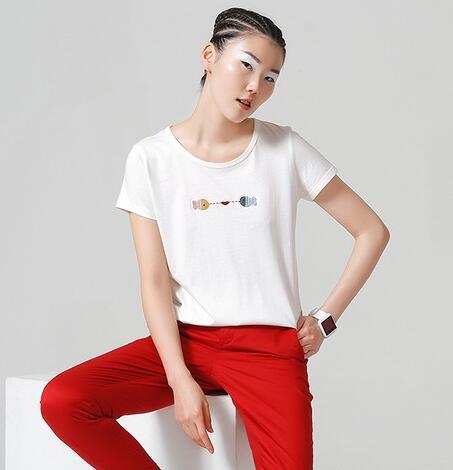 享用生活,t恤girl精彩不停,拉开衣柜愁眉不展之时,一件简略慷慨的t恤如同一场及时雨来临,瞬间治愈纠结症,怎样搭也不容易出错,裤子裙子都可上阵,新鲜感源源一直地涌现。
