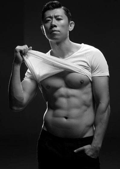 夏雨半裸肌肉写真 大秀人鱼线身型男人味十足