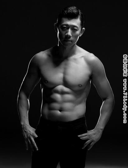 夏雨半裸肌肉写真 大秀人鱼线身型男人味十足